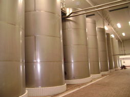 長(zhǎng)城葡萄酒廠釀造酒罐模板下載